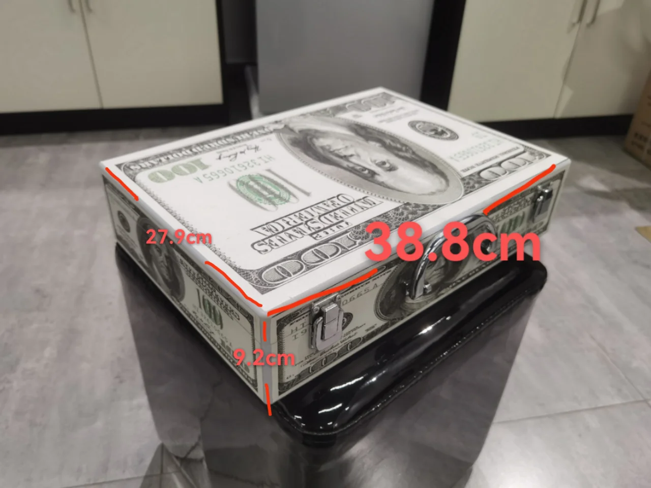 发光美金箱