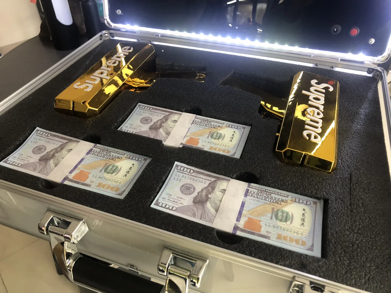 发光美金箱