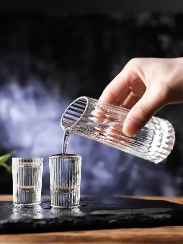 玻璃竖纹白酒杯