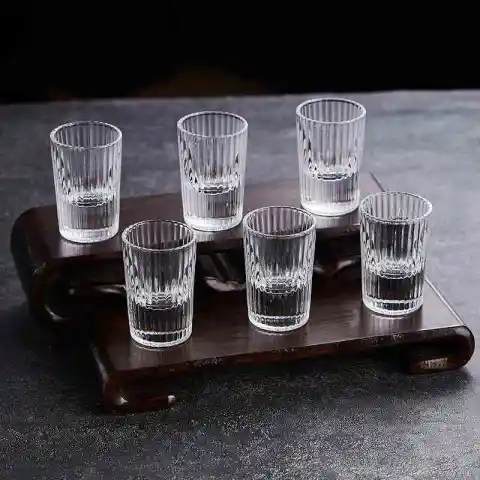 玻璃竖纹白酒杯